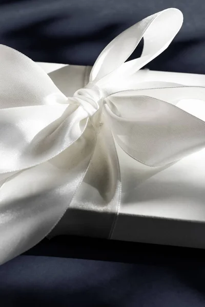 Caixa de presente branca de férias de luxo com fita de seda e laço em preto — Fotografia de Stock