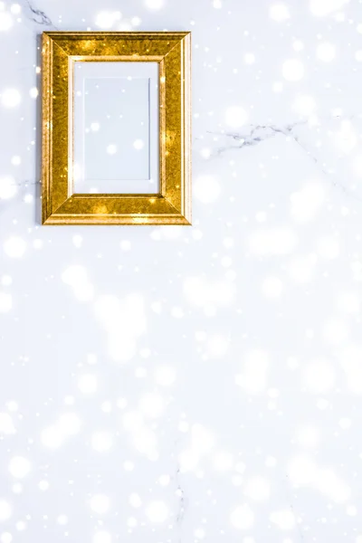 Zlatý fotografický rám a zářící Třpycení sněhu na mramorové lodi ba — Stock fotografie
