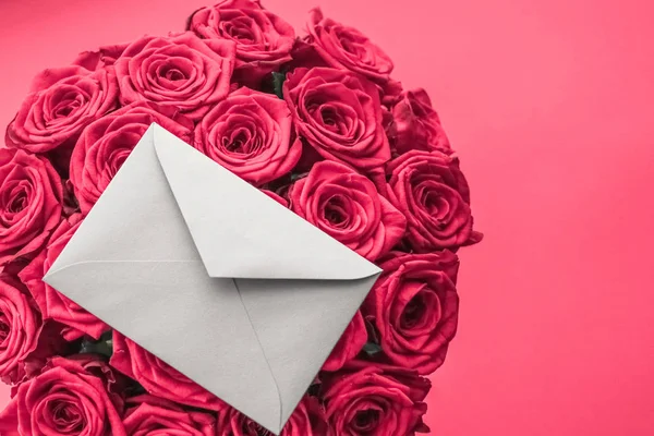 Carta de amor y entrega de flores en el día de San Valentín, bouqu de lujo —  Fotos de Stock