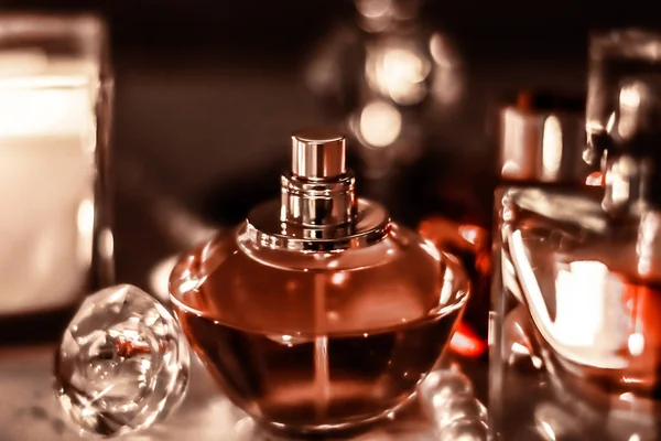 Parfymflaska och vintage doft på glamour fåfänga bord vid — Stockfoto