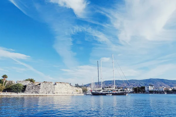 Barche e yacht nel porto sulla costa mediterranea, viaggi e tempo libero — Foto Stock