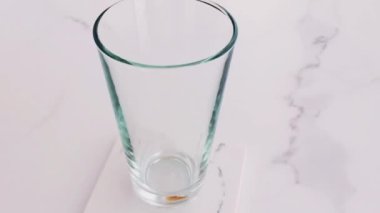 Bir bardak tropikal portakal suyu, mermer masada chia tohumları, içecek ve içecek.