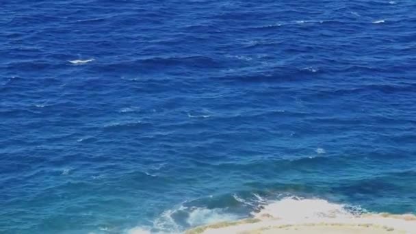 Vagues de mer en été, journée venteuse sur la côte méditerranéenne, voyage et nature — Video