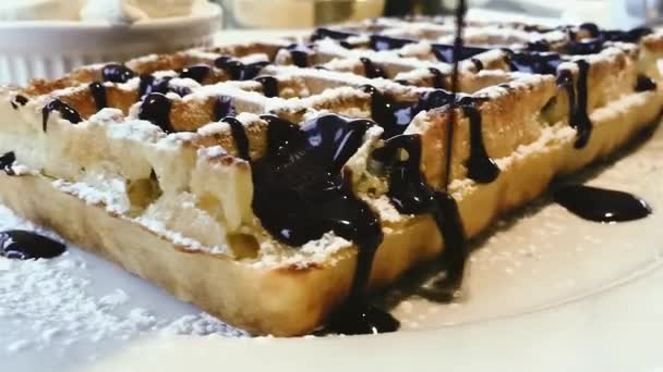 Belgische wafels met chocoladesaus in restaurant in Brussel, eten en reizen — Stockvideo