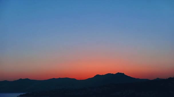 Timelapse zachodu słońca do nocy nad górskim krajobrazem na wybrzeżu Morza Śródziemnego, przyrody i podróży — Wideo stockowe
