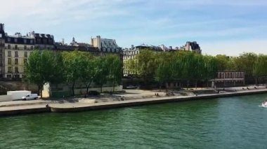 Paris, Fransa 'daki Seine Nehri' ni gezmek ve gezmek.