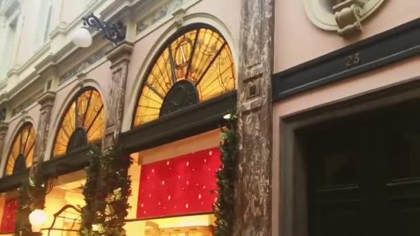 Historische Architektur und Weihnachtseinkäufe in Brüssel — Stockvideo