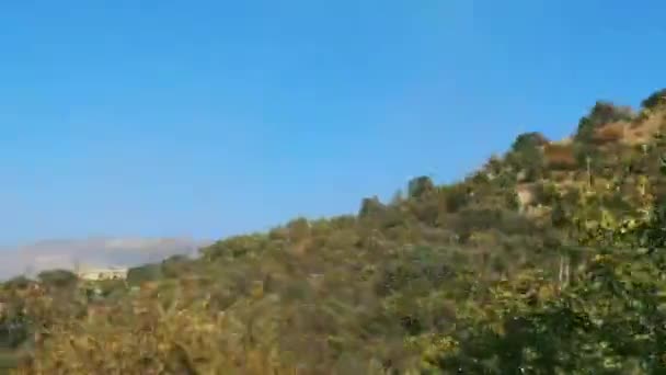 Дорога в горах вдоль моря в жаркое лето, природа и путешествия — стоковое видео