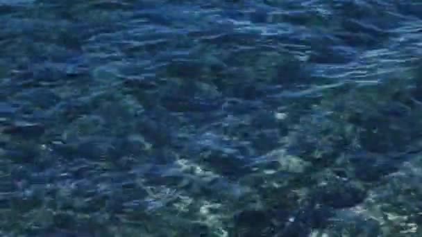 Mar azul bonito no Mediterrâneo, férias de verão viagens e férias — Vídeo de Stock