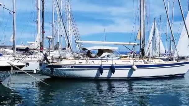 Barcos em um clube de iate de praia, viagens e lazer — Vídeo de Stock