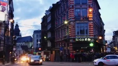 Akşamları şehir merkezinde tarihi binalar, geziler ve geziler.