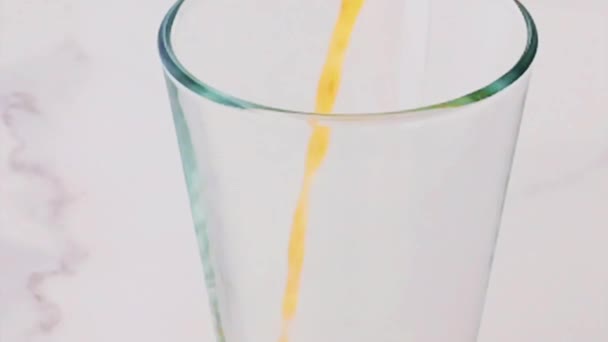 Ποτήρι τροπικού χυμού πορτοκαλιού με σπόρους chia σε μαρμάρινο τραπέζι, ποτό και ποτό — Αρχείο Βίντεο