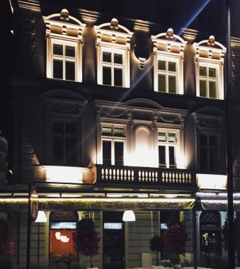 Geceleyin tarihi şehir merkezi caddesi