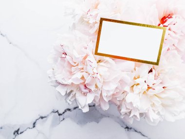 Gösterişli kartvizit veya davetiye modeli ve bir buket şakayık çiçeği, düğün ve olay damgası