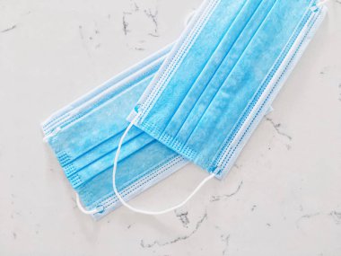 Koronavirüs salgını sırasında enfeksiyonu önlemek için cerrahi yüz maskeleri