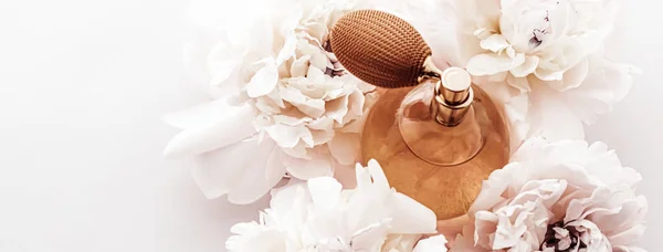 Fragrância garrafa como produto de perfume vintage no fundo de flores de peônia, anúncio de parfum e marca de beleza — Fotografia de Stock