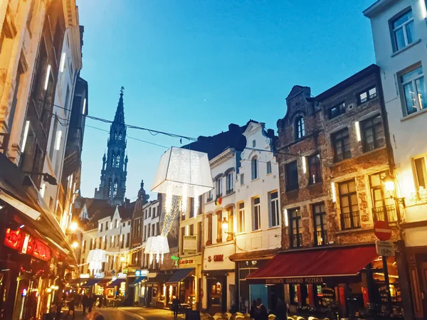 Δρόμοι των Βρυξελλών, της πρωτεύουσας του Βελγίου, ευρωπαϊκή αρχιτεκτονική και ιστορικά κτίρια τη νύχτα — Φωτογραφία Αρχείου