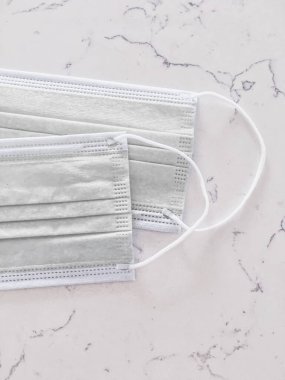 Koronavirüs salgını sırasında enfeksiyonu önlemek için cerrahi yüz maskeleri