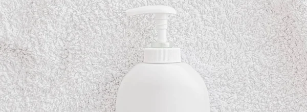 Blank etykieta butelka kosmetyczna pojemnik jako makieta produktu na białym tle ręcznika — Zdjęcie stockowe