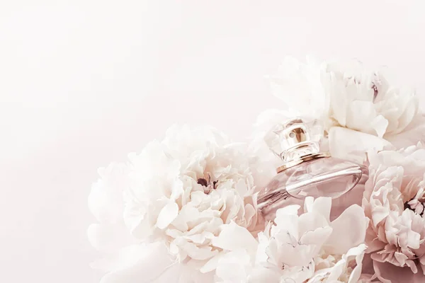 Flacon de parfum comme produit de parfum de luxe sur fond de fleurs de pivoine, annonce de parfum et marque de beauté — Photo