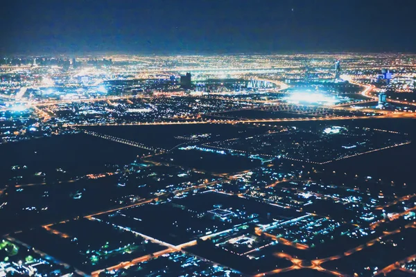 Veduta aerea notturna di Dubai negli Emirati Arabi Uniti, paesaggio urbano metropolitano — Foto Stock