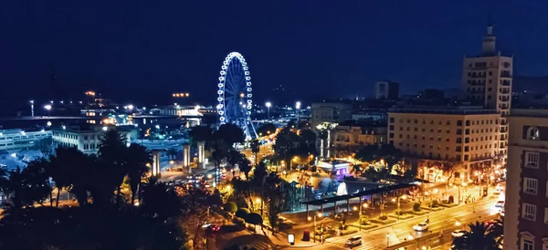 Calles de Málaga, la capital de Andalucía en España, arquitectura del sur de Europa y edificios históricos por la noche — Foto de Stock