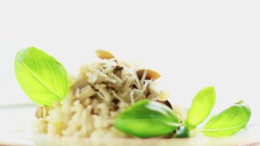 Parmesan ve fesleğenli mantarlı risotto, klasik tarif, yemek ve akşam yemeği menüsü.