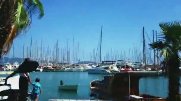 游艇俱乐部的船鼓、街道和市中心的风景 — 图库视频影像