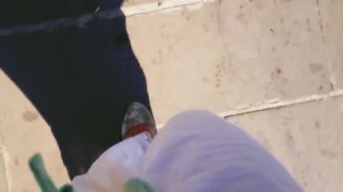 Beyaz elbiseli ve ayakkabılı bir kadın beton yolda yürüyor, moda ve seyahat