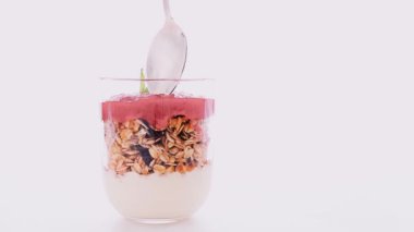Çilek reçelli ev yapımı granola parfe ve nane ve gümüş kaşık, yemek ve kahvaltı.