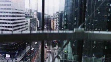 Modern ofis binası, modern mimari ve şehir merkezi içindeki asansör.