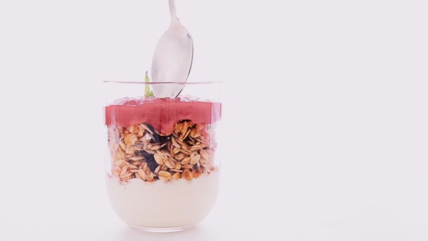 Домашній гранола парфе з полуничним джемом та м'ятою та срібною ложкою, їжею та сніданком — стокове відео