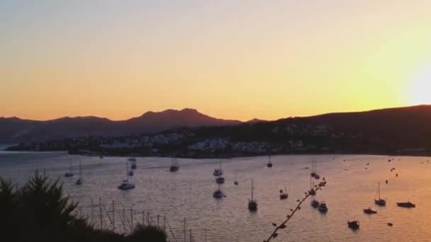 Pôr do sol sobre o mar e paisagem montanhosa na costa mediterrânica, natureza e viagens — Vídeo de Stock