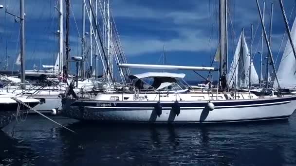 Łodzie w klubie jachtowym plaży, podróży i wypoczynku — Wideo stockowe