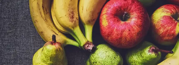 Ekologiska äpplen, päron och bananer på rustik linne bakgrund — Stockfoto