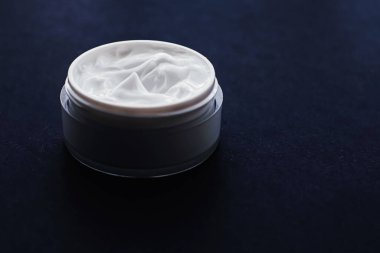 Yüz kremi nemlendirici, lüks cilt bakımı ve yaşlanma karşıtı kozmetik ürünler, minimal tasarım ve marka