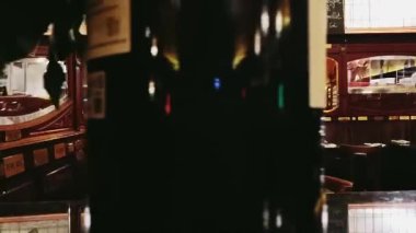 Şehir merkezinde lüks bir restoran ve şaraphane.