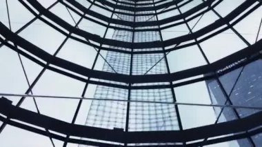 Modern ofis binası, modern mimari ve şehir merkezi içindeki asansör.