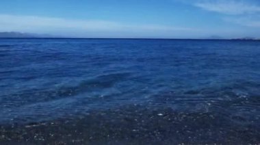 Akdeniz 'de güzel mavi deniz, yaz tatili ve tatil