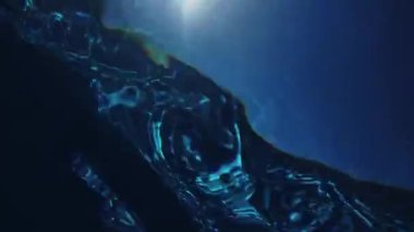 Yazın açık mavi su, gün batımında yüzme havuzu, sualtı ve seyahat.