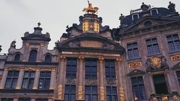 Straten van Brussel, de hoofdstad van België, Europese architectuur en historische gebouwen — Stockvideo