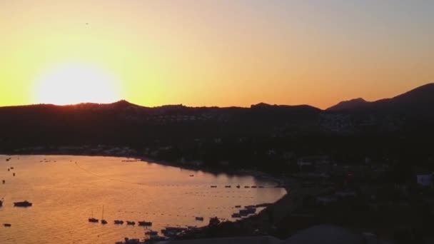 Puesta de sol sobre el mar y el paisaje de montaña en la costa mediterránea, naturaleza y viajes — Vídeos de Stock