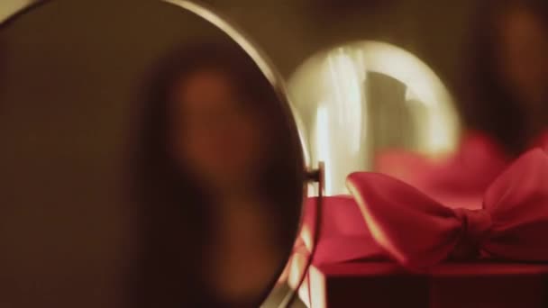 Caixa de presente de luxo vermelho e espelho borrado reflexo de uma mulher morena, pessoas e férias — Vídeo de Stock