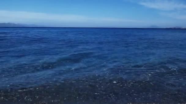Όμορφη γαλάζια θάλασσα στη Μεσόγειο, καλοκαιρινές διακοπές ταξίδια και διακοπές — Αρχείο Βίντεο