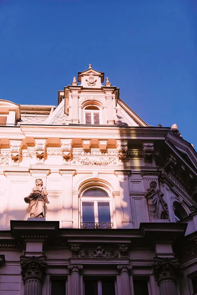 Fachada exterior do edifício clássico na cidade europeia, arquitetura e design — Fotografia de Stock