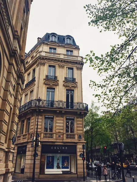 Arquitetura parisiense e edifícios históricos, restaurantes e lojas de boutique nas ruas de Paris, França — Fotografia de Stock
