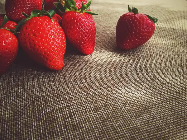 수수 한 리넨 배경에 있는 유기농 딸기 — 스톡 사진