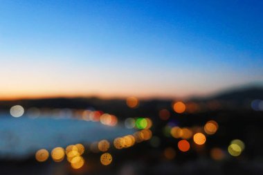 Sahildeki bir köyün bulanık gece manzarası, manzara ve doğa