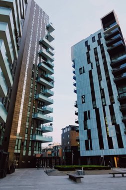 Kuzey İtalya 'nın Lombardiya bölgesinde Milano şehir merkezindeki modern binalar, çağdaş Avrupa mimarisi