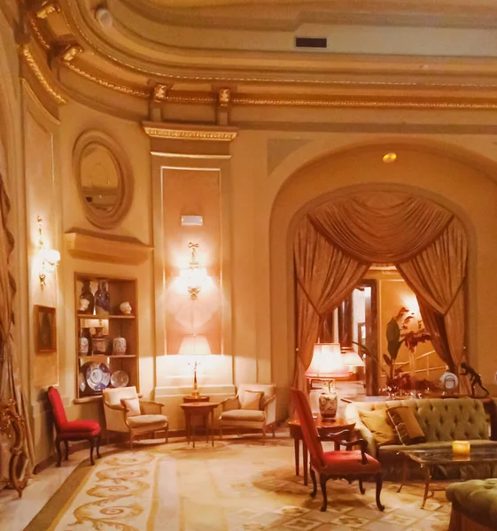 Luksusowy wystrój wnętrz pięciogwiazdkowego hotelu El Palace w Barcelonie, Hiszpania — Zdjęcie stockowe